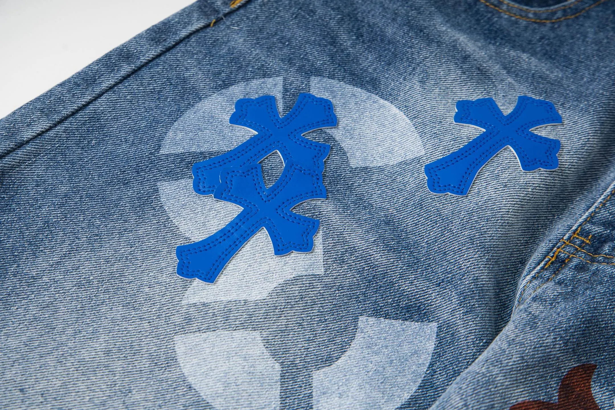 P260 Chrome Hearts washed graffiti blue cross couple jeans are a hot trend this season and are sought after by countless celebrities and fashionistas. The neat details of the cutting process add color to the playful fashion! The neat and meticulous design, and the well-fitting structure is unique. The upper body not only has outstanding recognition, but also looks younger and younger. A style with the ultimate wearing meaning and performance, gorgeous color matching, and the craftsmanship of this style is also extremely extraordinary. After the finished product is washed, it is disassembled and hand-made with sheepskin cross leather and then spliced ​​together to complete. The whole piece has too many craftsmanship to describe. It is decorated with patchwork cross flowers and high-waisted washed jeans! ! Absolutely high-end luxury product, a god-level single product, a super popular product, made by top heavy industry, a magic weapon that cannot be missed to hit the streets. Style number: 1834# Size: 28 30 32 34 Color: blue